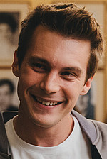 Avtobusda dumbani silash