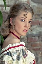 Олар жас қызды сиқырлайды