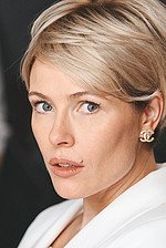 Азиялық ер адам вагинальды жыныстық қатынасқа түсер алдында тартымды қыздың кеудесіне қолын тигізеді