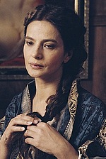 MILF ит стиліндегі позициясында есегін, көздерін және еріндерін көрсетеді Қынаптағы трусиктер