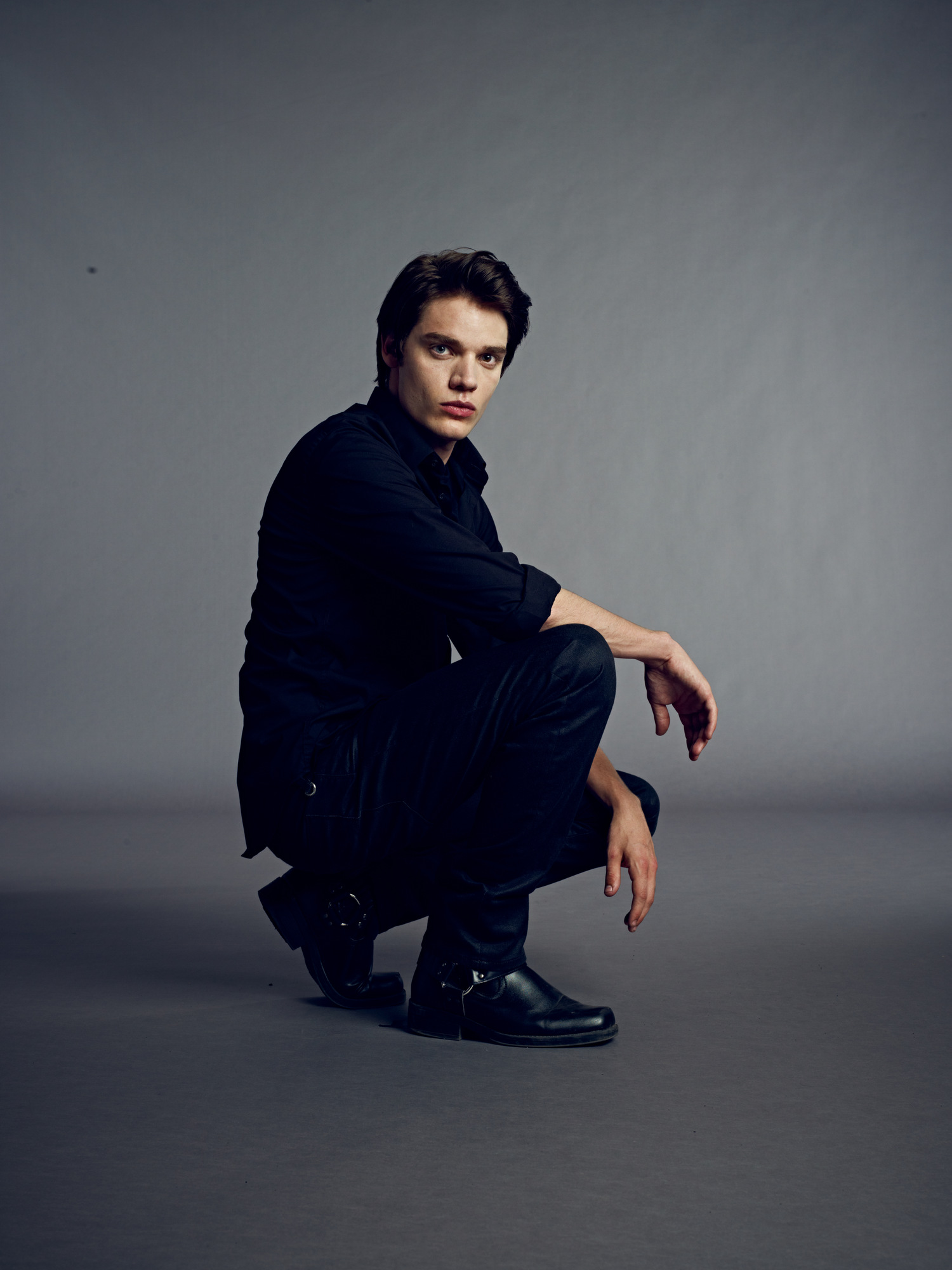 Доминик шервуд академия вампиров. Кристиан вампир академия вампиров. Доминик шервуд чарли и шоколадная фабрика. Вампир кристиан. Кристиан озера академия вампиров.