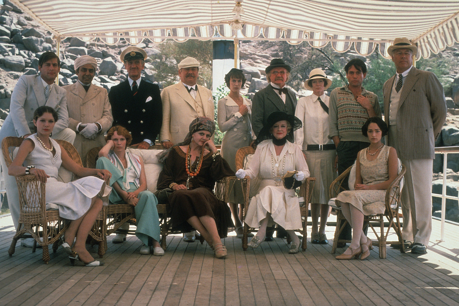 Фильм «Смерть на Ниле» (1978): Лоис Чайлз, Саймон МакКоркиндейл, И.С. Джохар, Миа Фэрроу, Дэвид Нивен, Питер Устинов, Анджела Лэнсбери, Джейн Биркин, Бетт Дэвис, Джек Уорден, Мэгги Смит, Джон Финч, Оливия Хасси, Джордж Кеннеди 1500x1002
