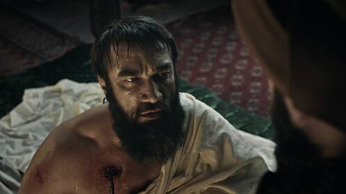 Xizmatkor tomosha qilayotganda egalari jinsiy aloqada bolishadi. Filmdagi onlayn jinsiy aloqa sahnalari