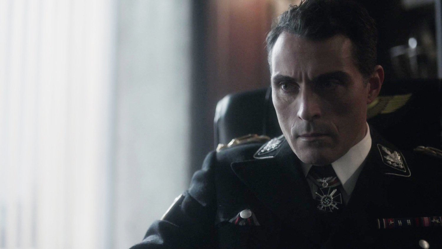 Сериал «Человек в высоком замке» (2015 – 2019): Руфус Сьюэлл 3 сезон, 9 эпизод — «Баку» (Baku) 1500x844