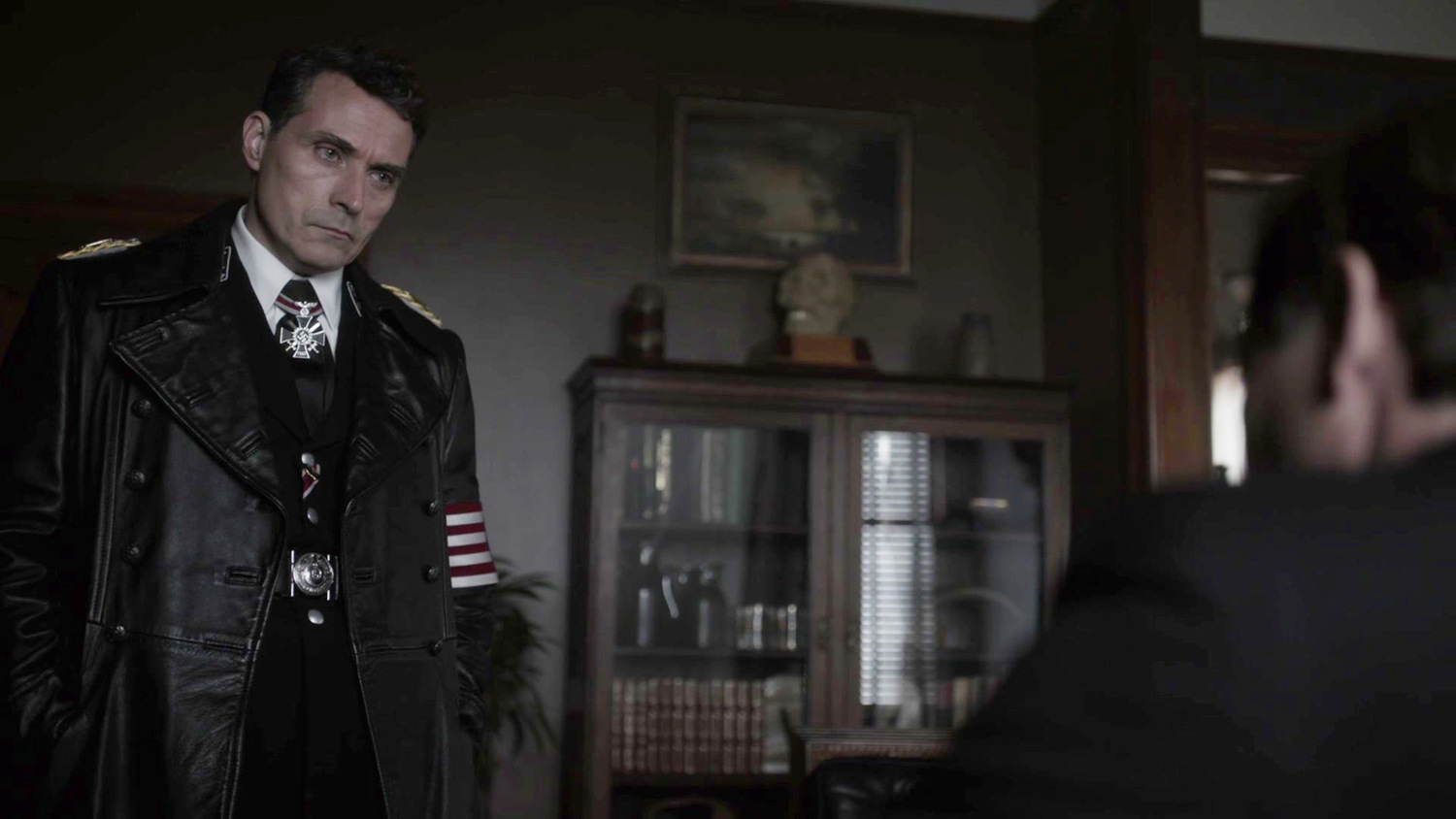 Сериал «Человек в высоком замке» (2015 – 2019): Руфус Сьюэлл 3 сезон, 8 эпизод — «Касуми - сквозь тьму» (Kasumi (Through the Mists)) 1500x844