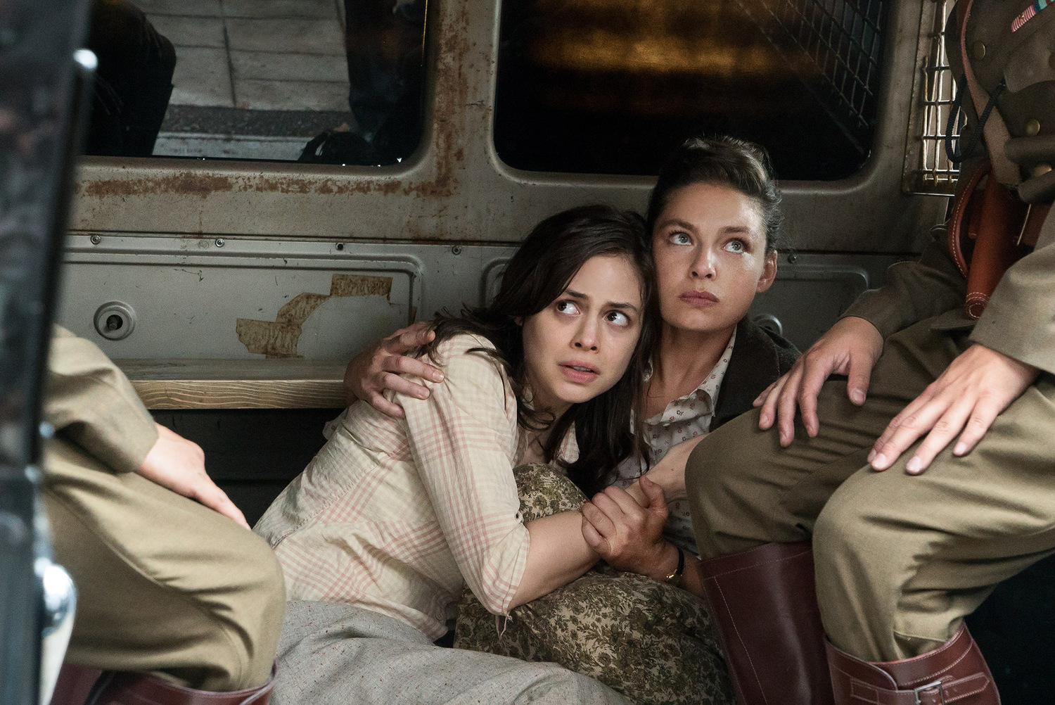 Сериал «Человек в высоком замке» (2015 – 2019): Алекса Давалос, Конор Лесли 3 сезон, 2 эпизод — «Представьте Маньчжурию» (Imagine Manchuria) 1500x1002