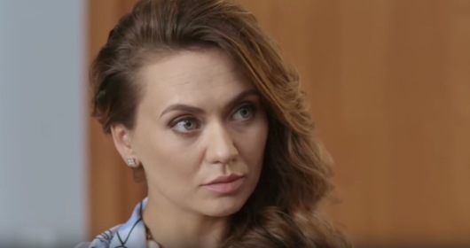 Bir metr uzunlikdagi dildo qoramagizning eshagida Jinsiy aloqada bolgan etuk ayollarning yaqin fotosuratlari