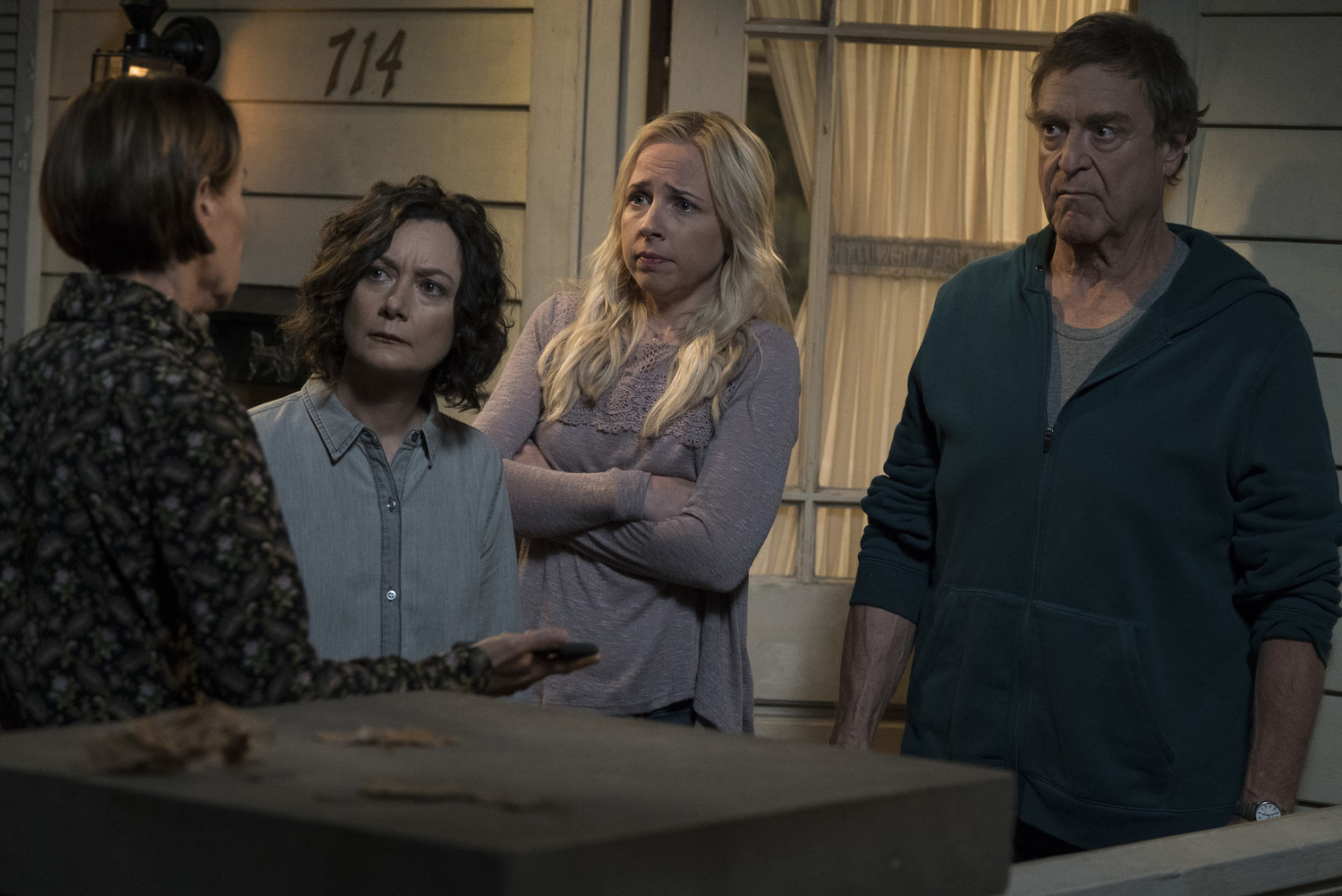 Сериал «Коннеры» (2018 – ...): Джон Гудман, Сара Гилберт, Алисия Горансон, Лори Меткаф 1 сезон, 1 эпизод — «Keep on Truckin'» 1500x1002