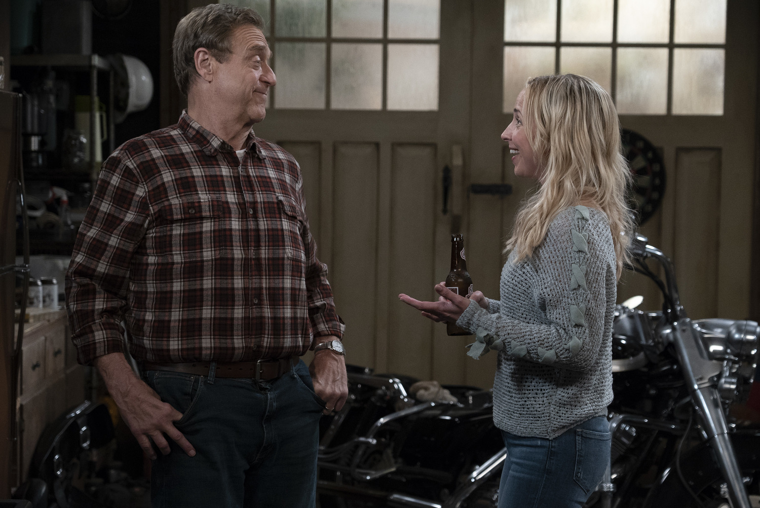 Сериал «Коннеры» (2018 – ...): Джон Гудман, Алисия Горансон 1 сезон, 2 эпизод — «Tangled Up in Blue» 1500x1002