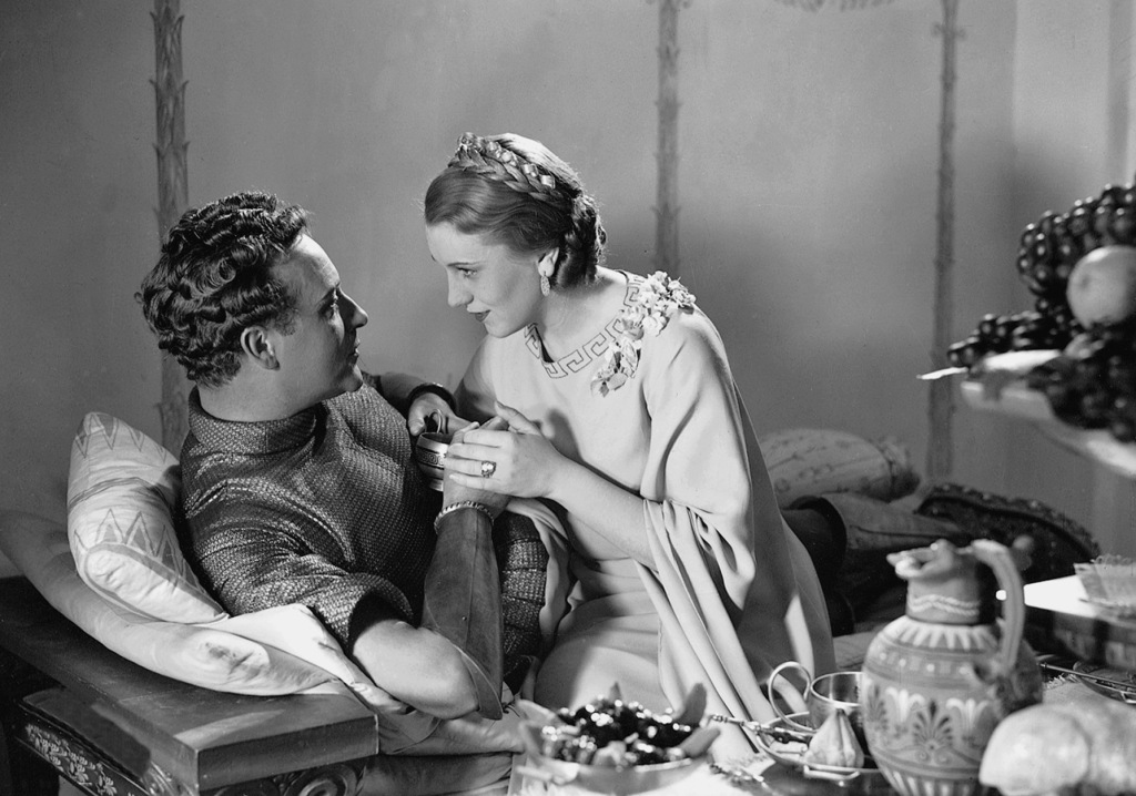 Амфитрион и алкмена. Амфитрион персеид. И случилось так что в схватке амфитрион. Царь амфитрион. Реалистическая драма.