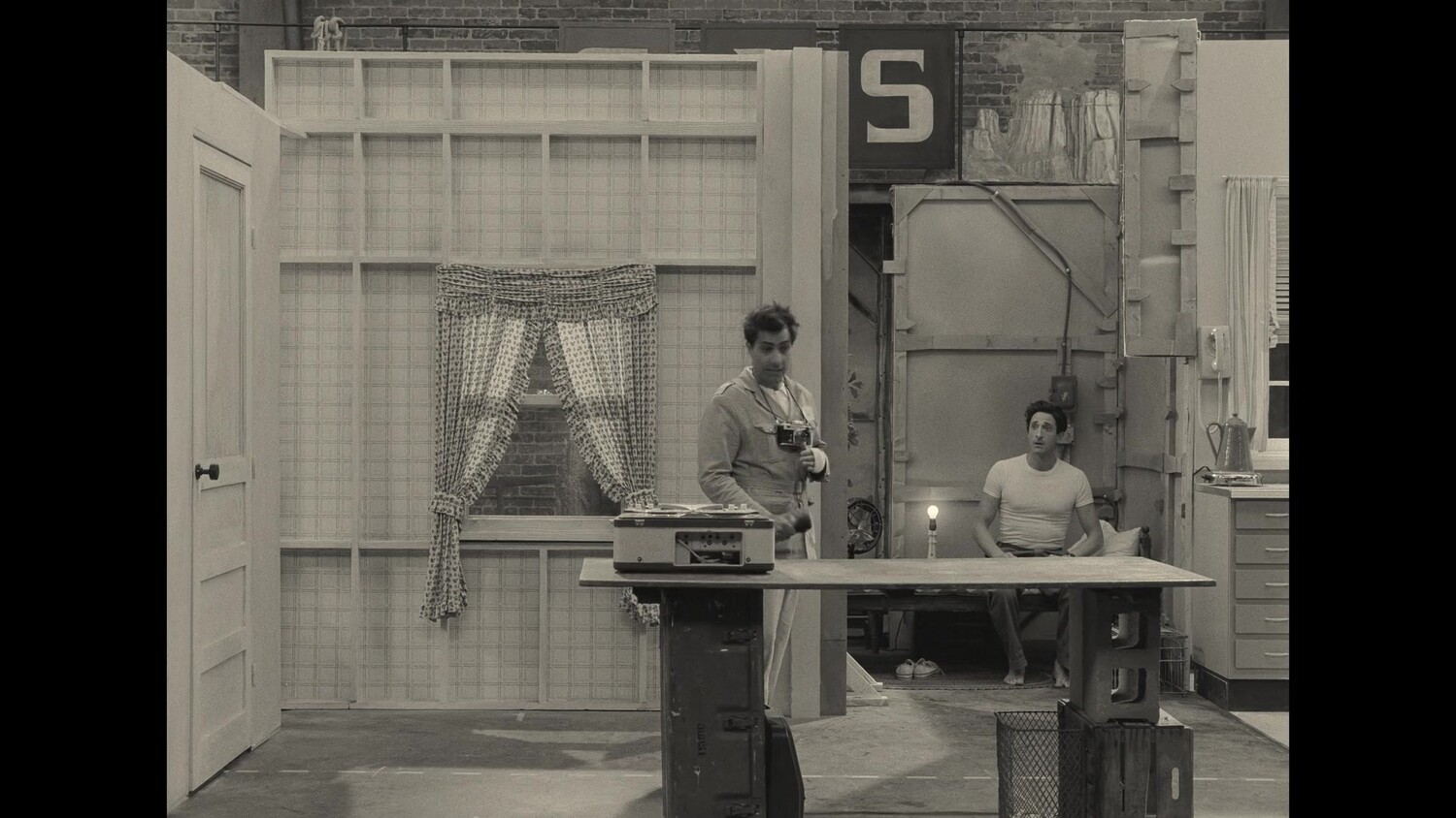 Фільм «Астероїд-Сіті» (2023): Джейсон Шварцман, Едріан Броуді 1500x844