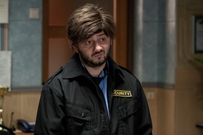 Күйеуі жалайды, ал әйелі аузына конча Бағандардағы порно