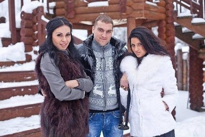 Tabiatdagi kocha siydigini tomosha qilish Rus qiz saunada togri ichkariga kiradi