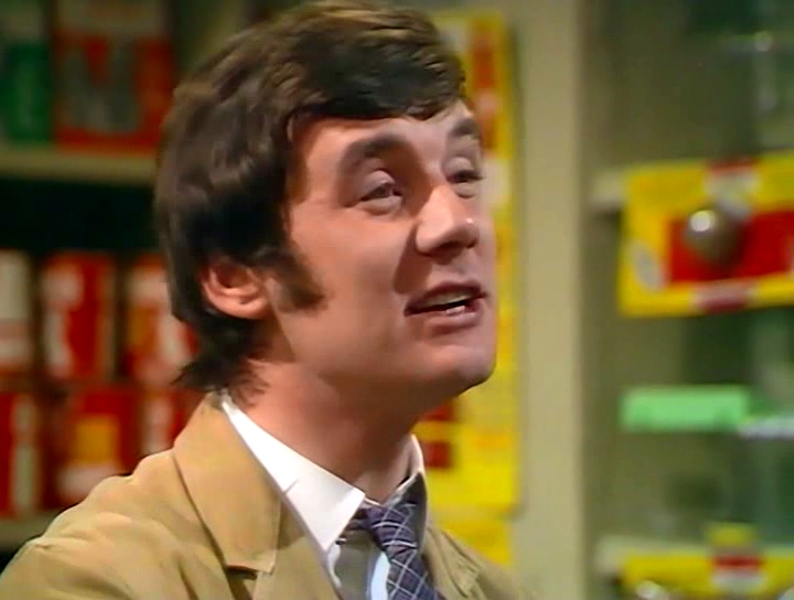 Серіал «Монті Пайтон: Літаючий цирк» (1969 – 1974): Майкл Пелін 1 сезон, 8 епізод — «Полная передняя нагота» (Full Frontal Nudity) 720x544