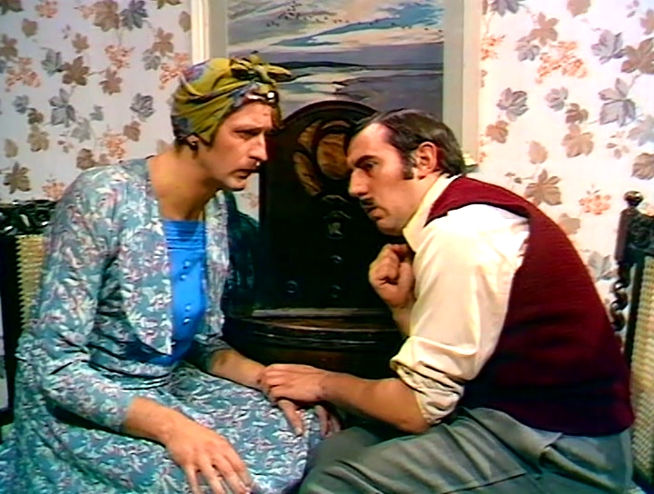 Серіал «Монті Пайтон: Літаючий цирк» (1969 – 1974): Ґрехем Чепмен, Террі Джонс 1 сезон, 1 епізод — «Куда, Канада?» (Whither Canada?) 720x544