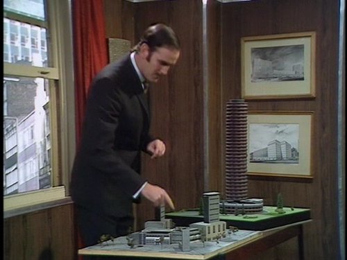 Серіал «Монті Пайтон: Літаючий цирк» (1969 – 1974): Джон Кліз 2 сезон, 4 епізод — «The Buzz Aldrin Show» 500x375