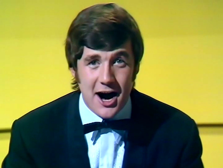 Серіал «Монті Пайтон: Літаючий цирк» (1969 – 1974): Майкл Пелін 1 сезон, 11 епізод — «Королевский филармонический оркестр идёт в ванну» (The Royal Philharmonic Orchestra Goes to the Bathroom) 720x544