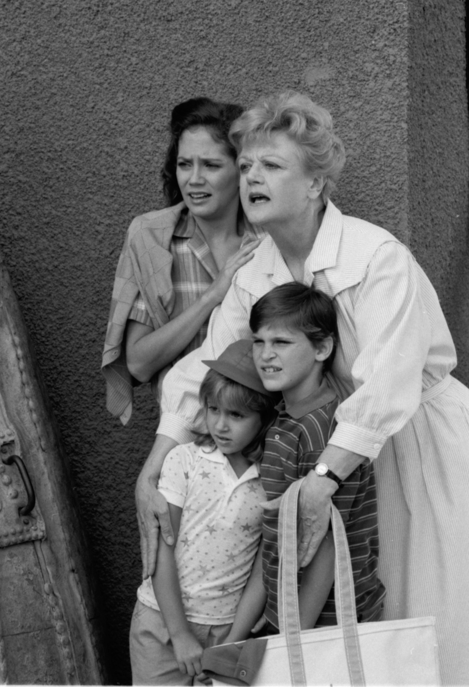 Серіал «Вона написала вбивство» (1984 – 1996): Саммер Фенікс, Энн Керри Форд, Анджела Ленсбері, Хоакін Фенікс 1 сезон, 7 епізод — «Убить и скрыться» (Hit, Run and Homicide) 1500x2196