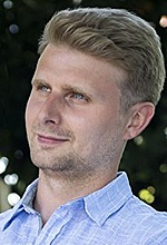 Ендрю Палмер — supervising art director, у титрах не вказаний