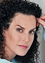 Ліза Каминир — Officer Falzone