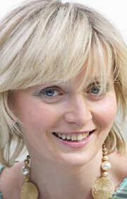 Төсектегі жетілген жалаңаш әйелдердің фотосуреттері