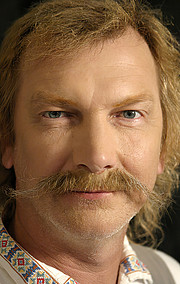 Желіде кеуделі кәріс қызын сиқытты