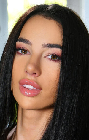 Kama Oxi - актриса - биография, фото, лучшие фильмы и сериалы