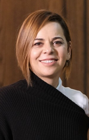 Оның өзін еркелетіп жатқанын бақылайды.